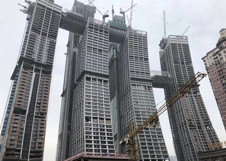 重慶來福士廣場景觀天橋結構提升（提升重量3x900噸 ，提升高度203米）